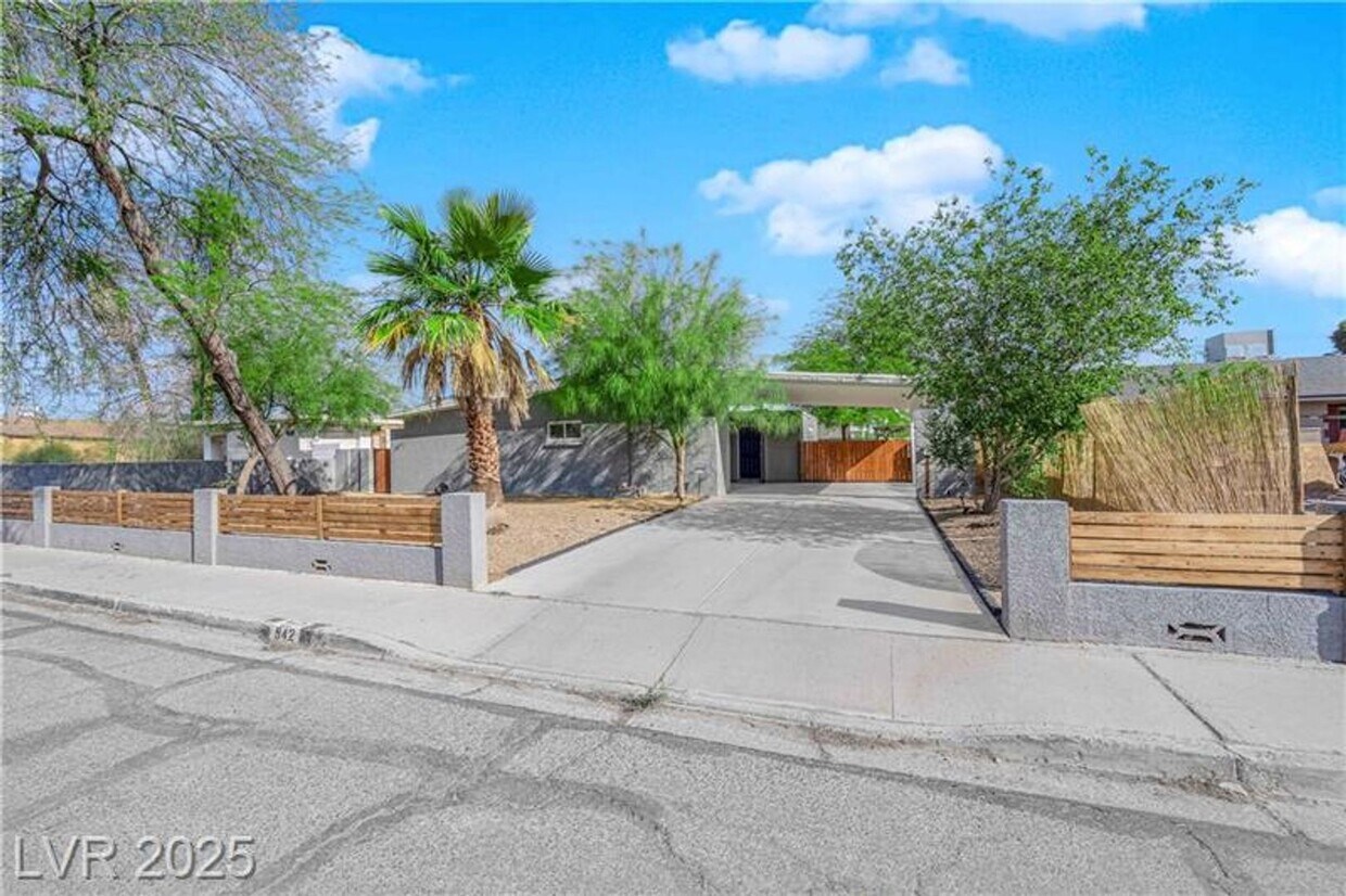 Foto principal - A Must See!! 5 bedroom 3.5 Bathroom home i...