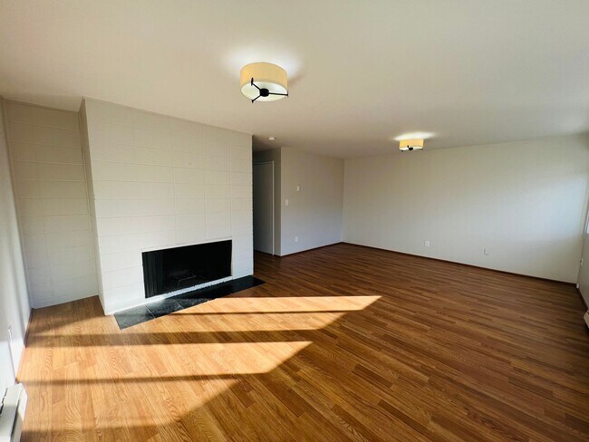 Foto del edificio - 3-Bedroom North Green Lake Townhouse-Style...