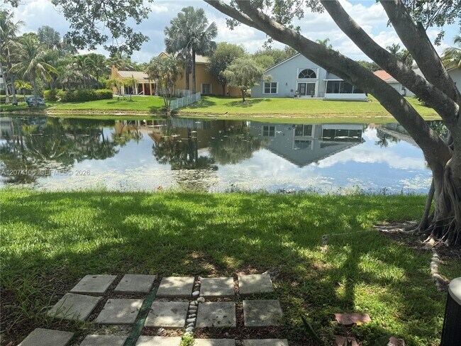 Foto del edificio - 9454 Palm Cir S
