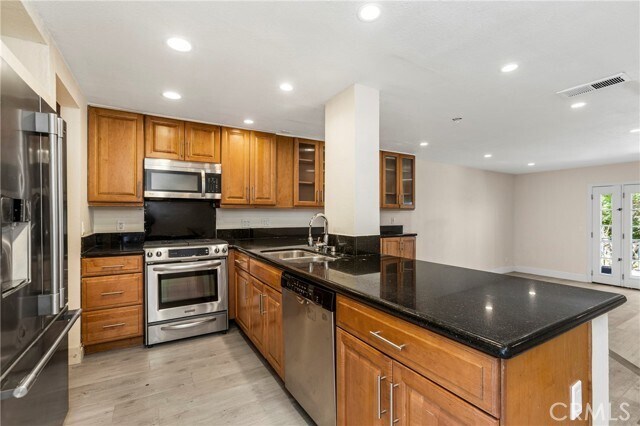 Foto del edificio - 23821 Hillhurst Dr