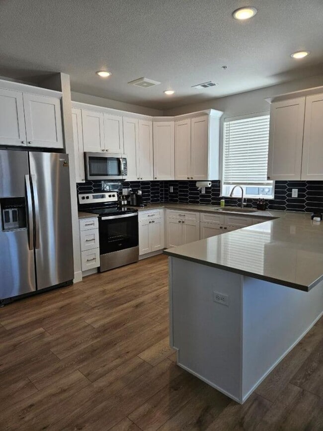 Building Photo - Beautiful 3 bedroom Condo