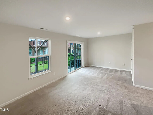 Foto del edificio - Room in Townhome on Journey Pl