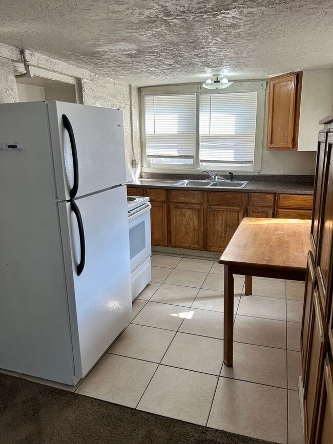 Building Photo - Great 2 Bedroom Apartment