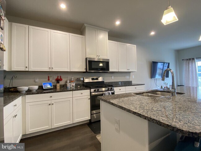 Building Photo - 421 Goodwick Dr