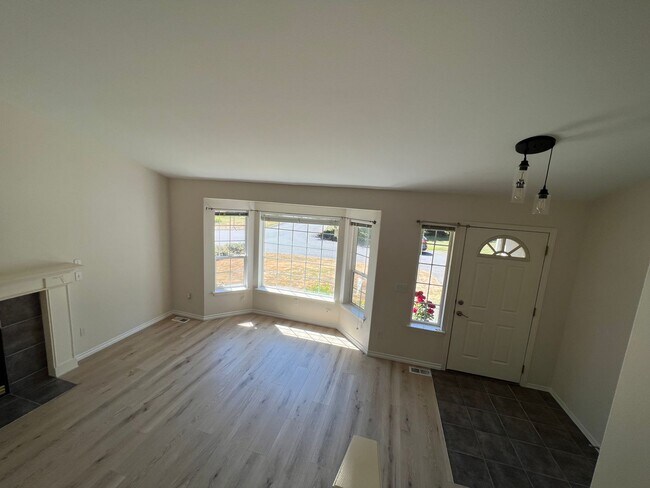 Building Photo - Desirable 3 Bedroom Buckley Home