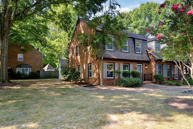 Building Photo - Spacious End-Unit Townhome