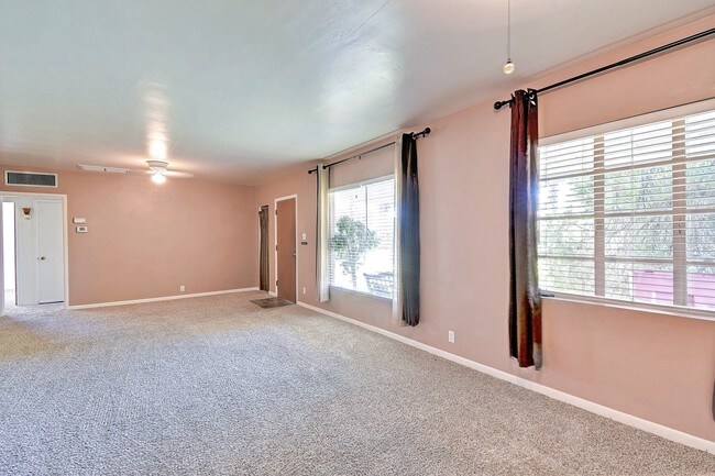 Foto del edificio - 6804 E 6th St