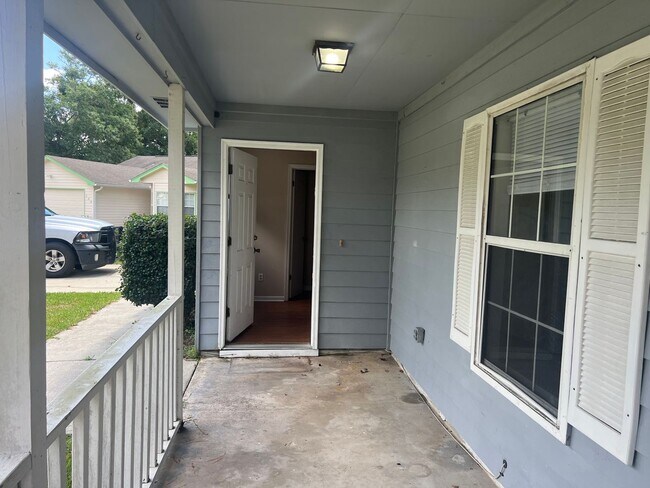 Foto del edificio - Two Story 3 Bed 2.5 Bath Available Early S...