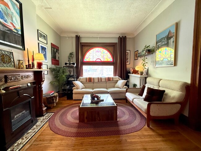 Photo du bâtiment - 2 Bed - 35-37 West Ave S