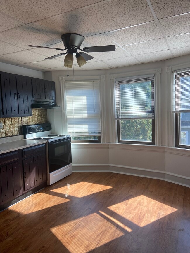 Building Photo - 227 Roslyn Ave
