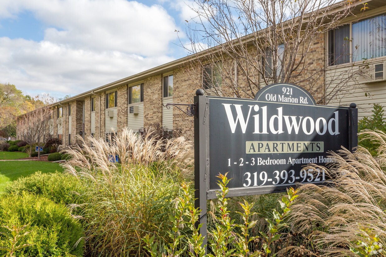 Wildwood Pool Apartments 921 Old Marion Rd NE Cedar Rapids, IA