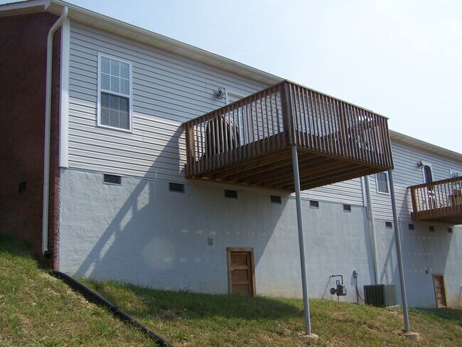 Building Photo - 2 bed, 2 bath, 2 car garage one level townhouse in West Knoxville