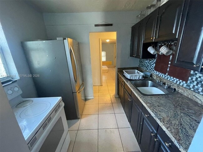 Building Photo - 1645 Lauderdale Manor Dr