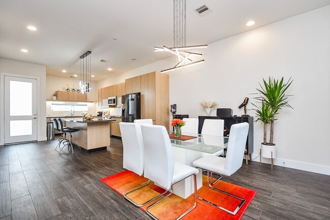 Building Photo - 5519 Paraiso Pl