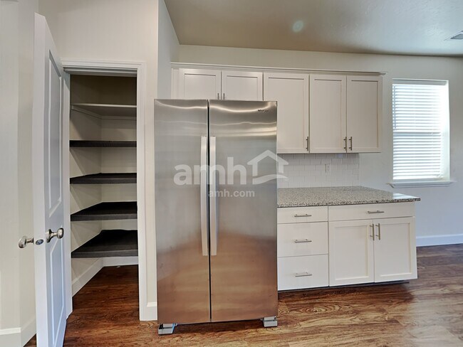 Building Photo - 206 E Sicily Drive