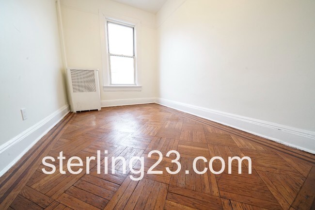 Building Photo - 2345 Crescent St