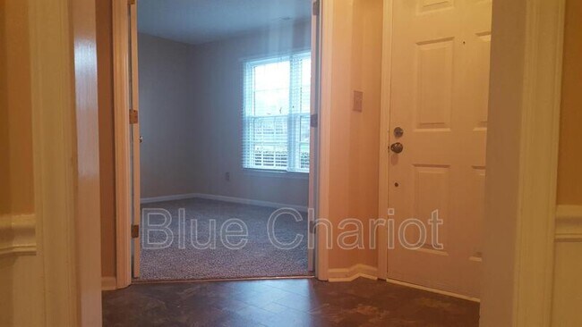 Foto del edificio - 121 Hollow Oak Drive