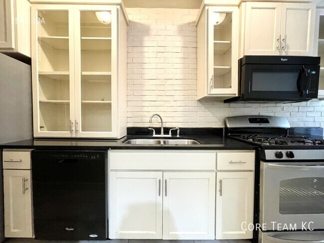 Building Photo - 710 W 48th St