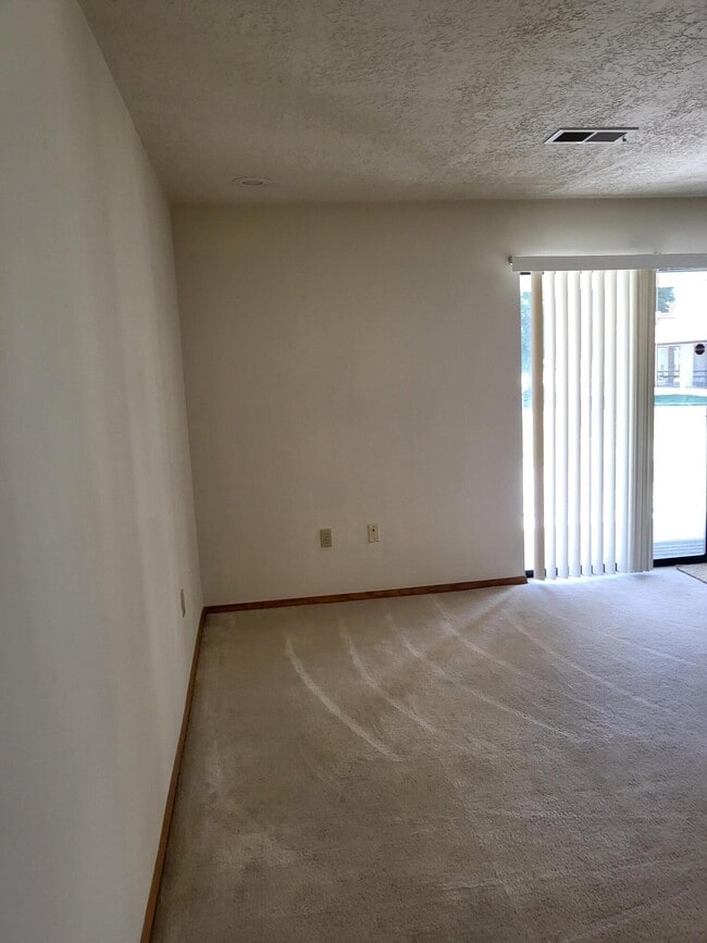 Building Photo - 819 Country Club Dr SE