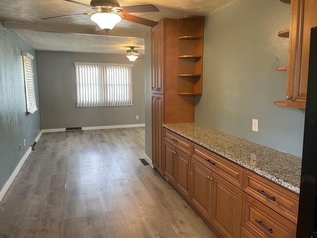 Building Photo - Large Single Family Residence for Rent!
