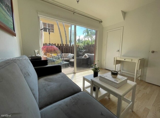 Foto del edificio - 2 br, 2 bath Condo - 240 SW 15th Rd Apt 109