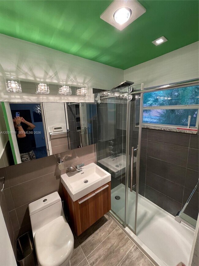 Foto del edificio - 4740 Pine Tree Dr