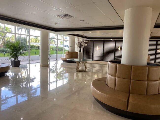 Foto del edificio - 5005 Collins Ave