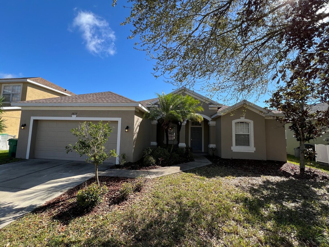 Foto principal - $2,295 ** Annual ** 4 Bedroom / 3 Bath * S...