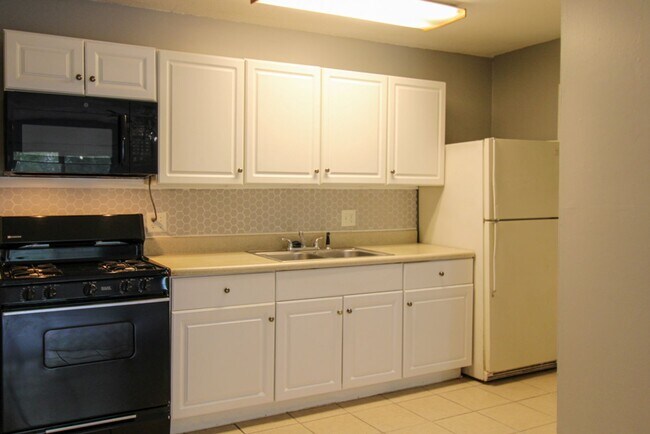 Foto del edificio - Summit House - Walk to UF Health Shands  - Laminate Flooring!