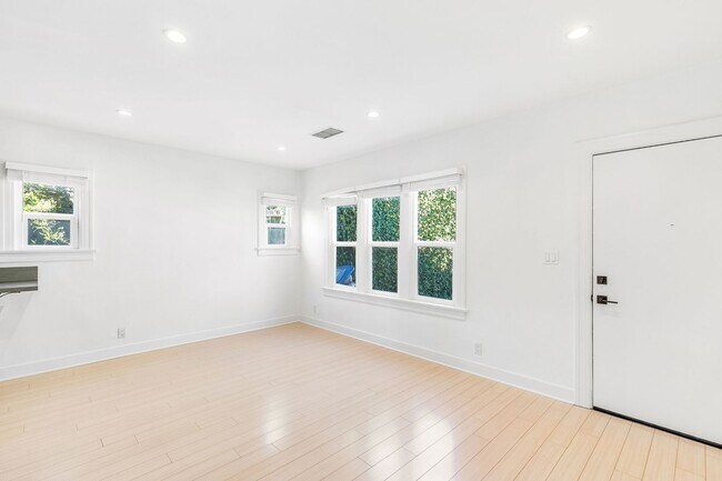 Building Photo - 1135 N Hudson Ave