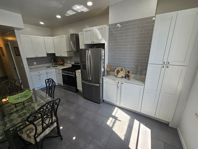 Kitchen - 4916 Park Ave