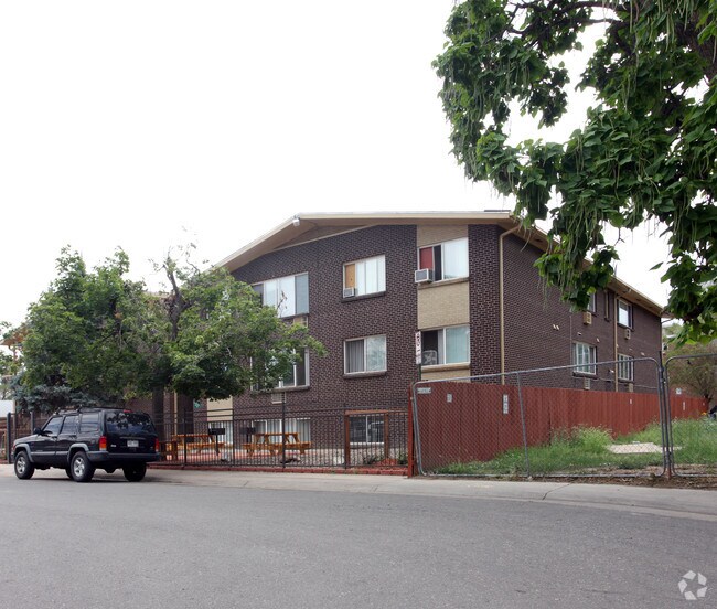 Wescott Apartaments - 1663-1683 Alton St
