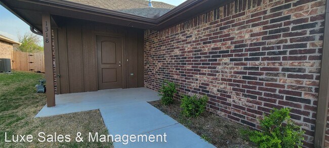 Building Photo - 3 br, 2 bath House - 1318 E. Cavanaugh Ave
