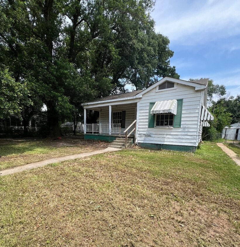 Primary Photo - Large 3 Bedroom House