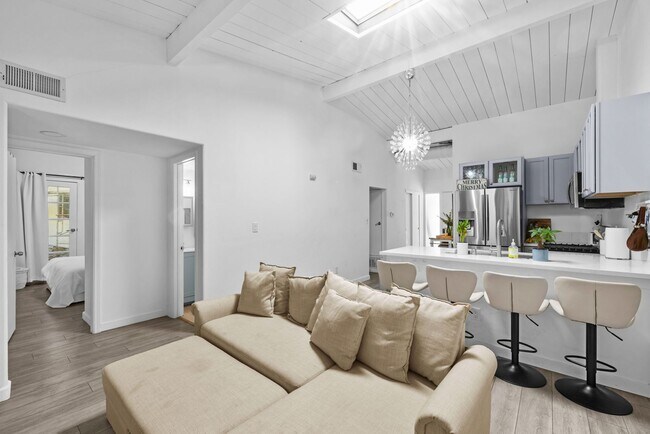 Foto del edificio - Serene yard tucked in the canyon!