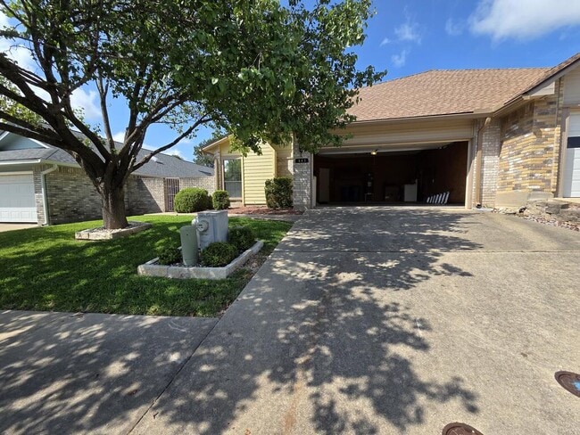 Building Photo - 445 Florian Dr
