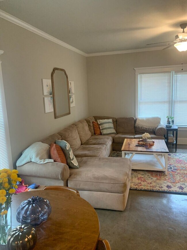 Building Photo - 3 Bedroom Near Downtown Available for Pre-...