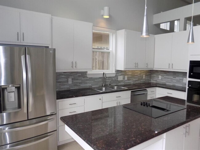 Building Photo - 4254 Bissonnet St