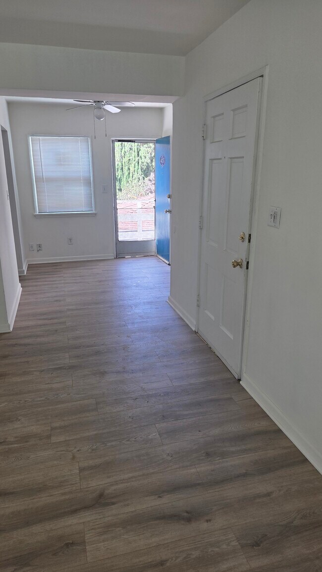 Building Photo - 4135 W Toluca Lake Ave