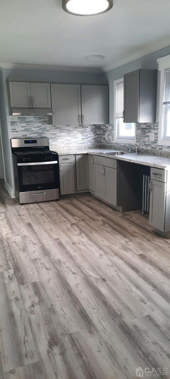 124 Pershing Ave Unit 1st, Carteret, NJ 07008 Room for Rent in