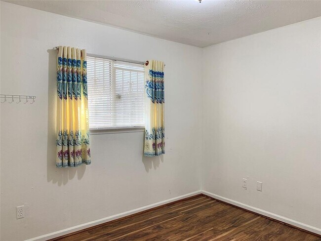 Building Photo - 10803 Sela Ln