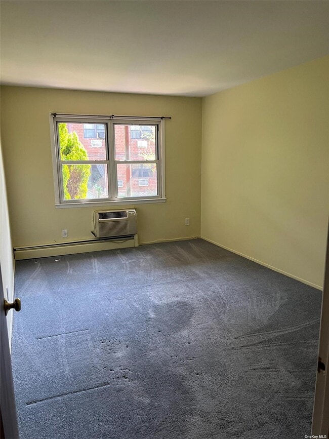 Foto del edificio - 240-42 68th Ave