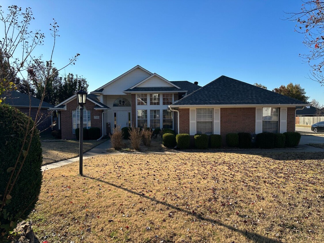 Foto principal - Gorgeous Brick Home for Rent! - 3 Bedroom, 2 Bath, 2 Car garage - 1,797 sf