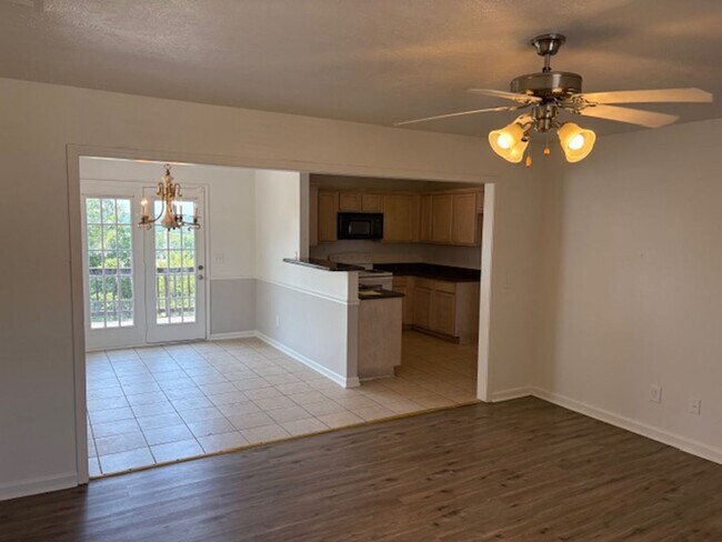 Foto del edificio - 692 Holland Ridge Dr