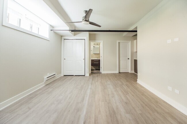 Building Photo - 4352 N Cicero Ave