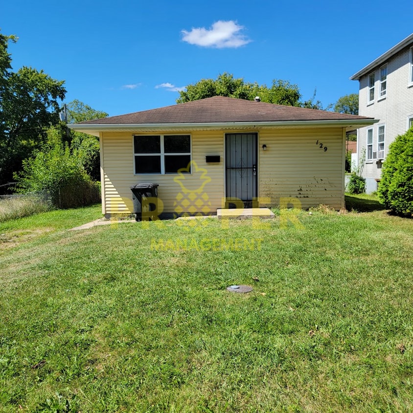 Primary Photo - 3 bedrooms 1 bathroom house