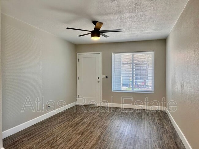 Building Photo - 2826 E Capri Cir