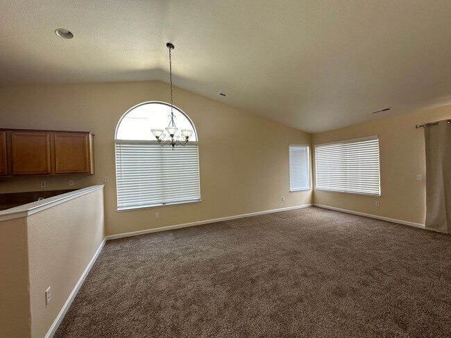 Building Photo - Country living in this single story 3 bedr...