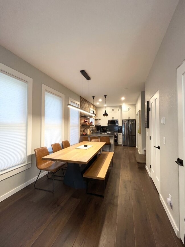 Building Photo - Furnished! In town! Walk to everything! Recently updated!