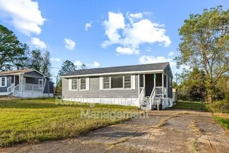 Building Photo - 2421 Circle Dr